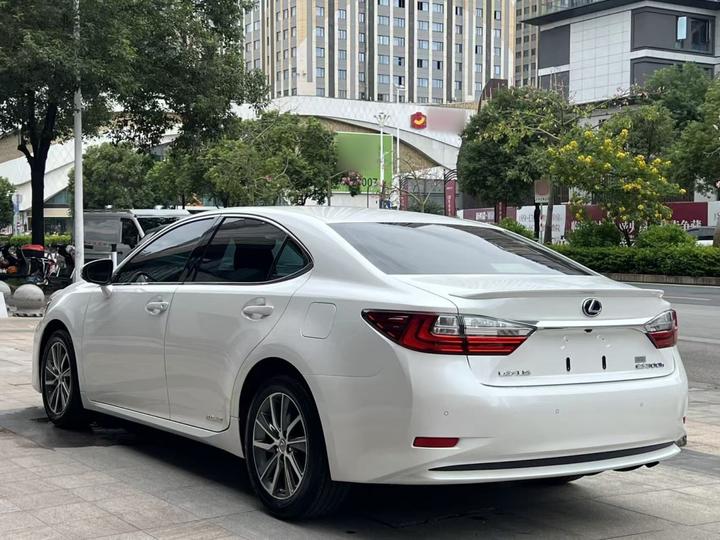 ES 2015 300h Comfort photo 6