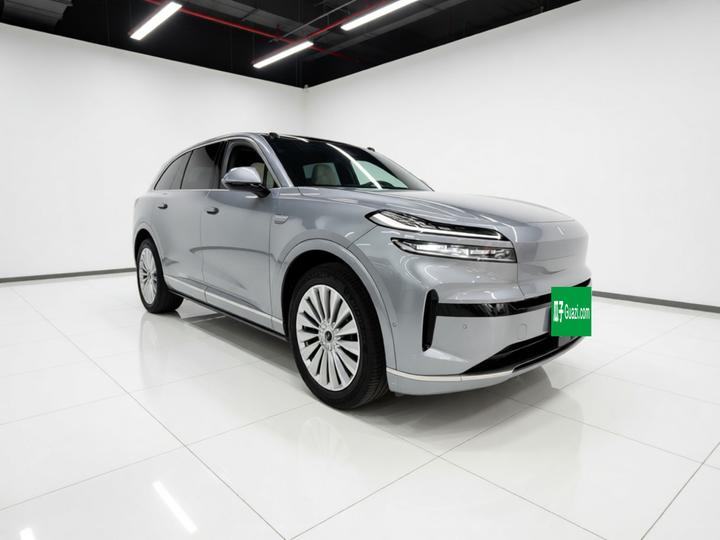 L90 2025 Ultra 6-Seater 85 photo 3