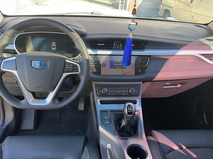 Emgrand 2018 1.5L MT photo 5