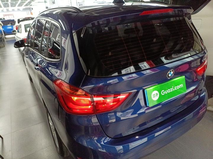 2 Series Wagon 2015 218i Leading photo 4