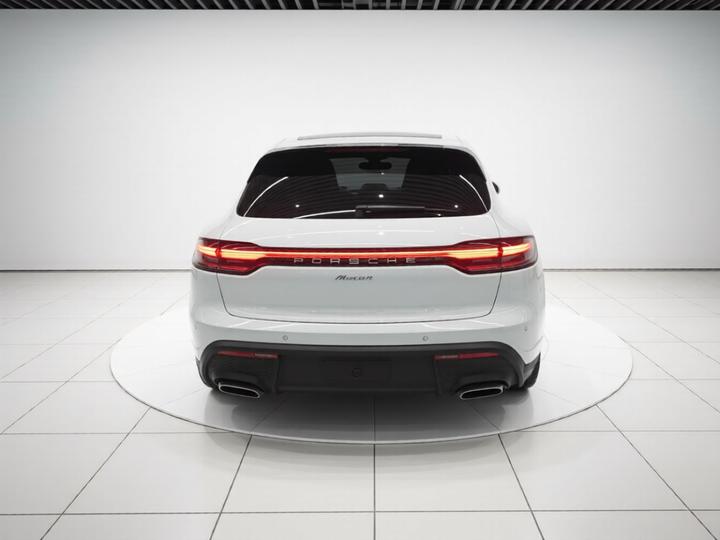 2023 Macan 2.0T photo 3