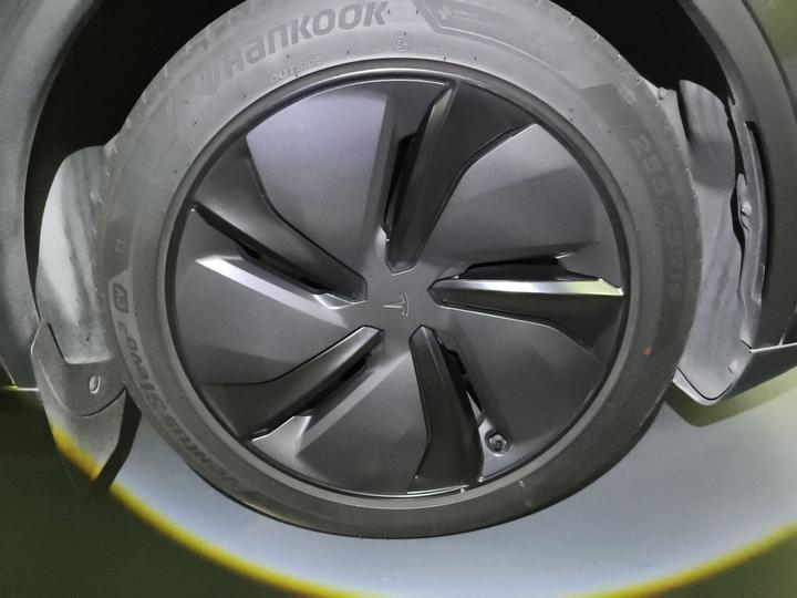 Model Y 2025 Long Range AWD Launch Edition photo 8