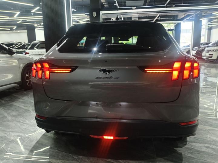 2021 RWD Standard Range photo 3