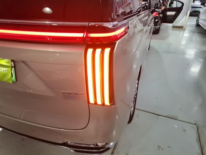 2023 AWD Flagship photo 7