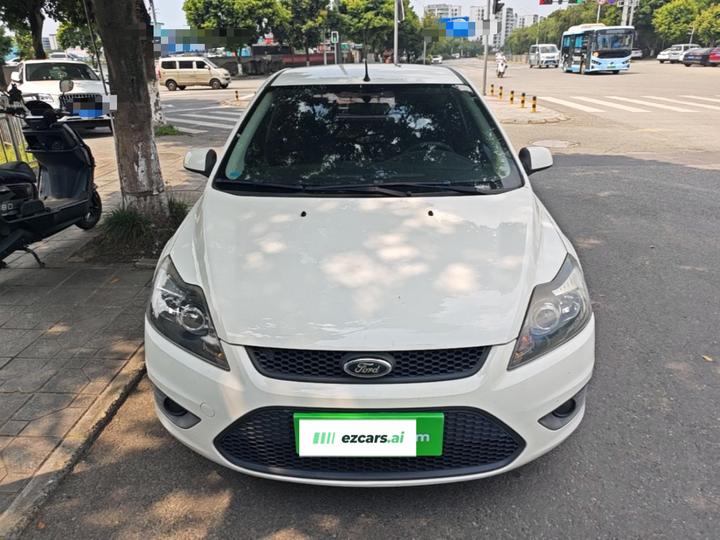 Focus 2013 Hatchback Classic 1.8L MT photo 2