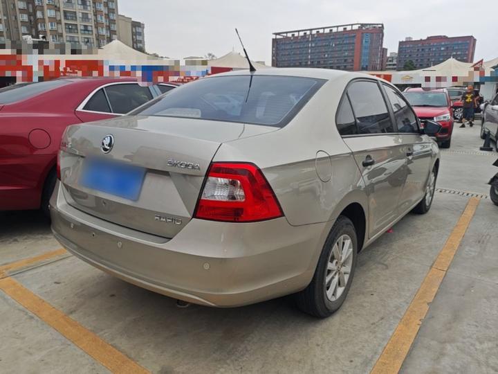 Rapid 2015 1.4L MT photo 6