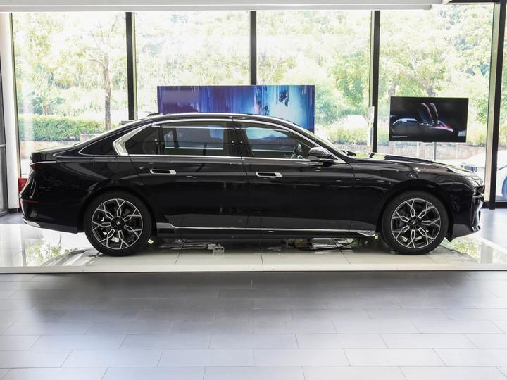 7 Series 2026 Facelift 735Li Luxury photo 4