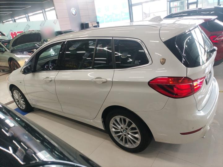 2 Series Wagon 2019 220i Leading photo 4