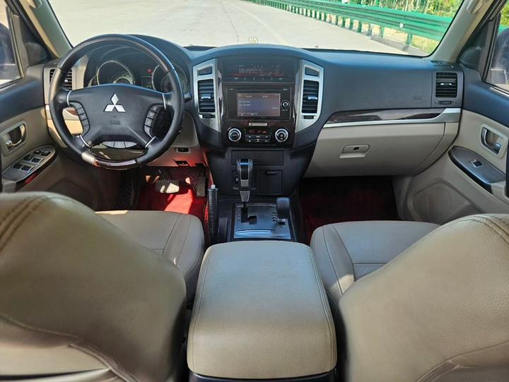 Pajero Parallel Import photo 3