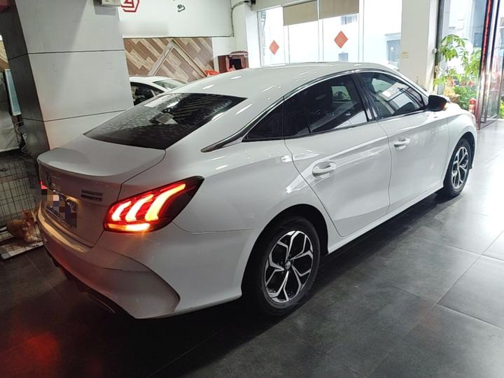 MG5 2022 180DVVT CVT Luxury photo 4