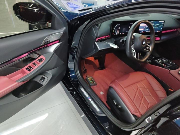 5 Series 2025 530Li Leading M Sport Package photo 3