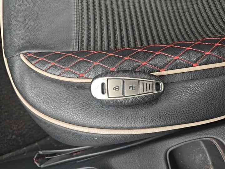 2015 1.6L CVT RWD Progressive photo 8