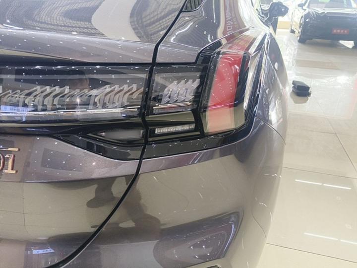 001 2026 95 AWD Max photo 7