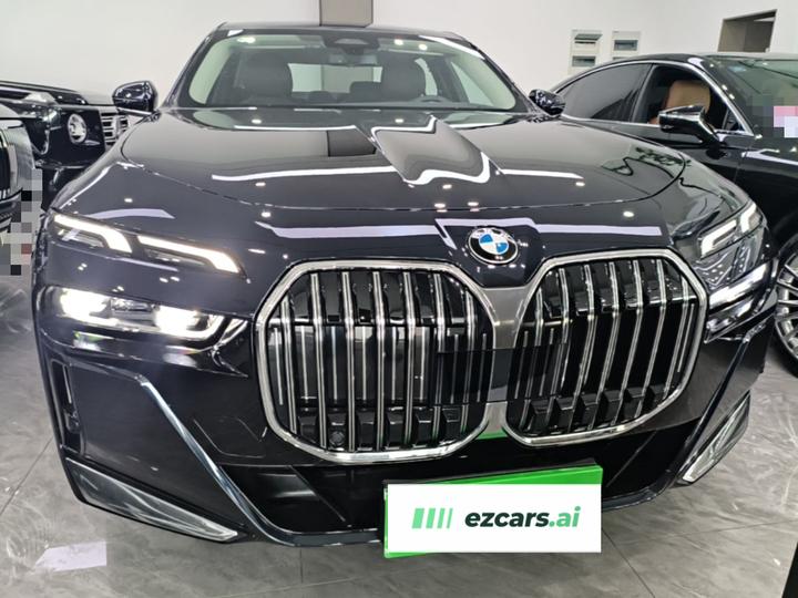 7 Series 2023 735Li M Sport Package photo 2