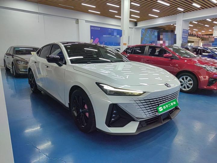 UNI-V 2023 1.5T Premium photo 3