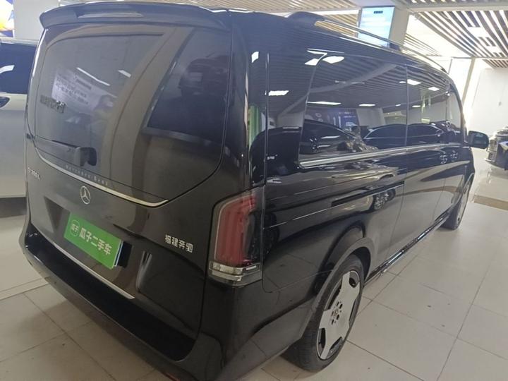 V-Class 2024 V 300 L Long Wheelbase Luxury photo 4