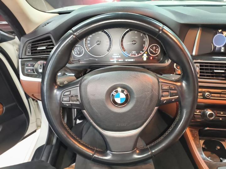 5 Series 2017 525Li Leading photo 2