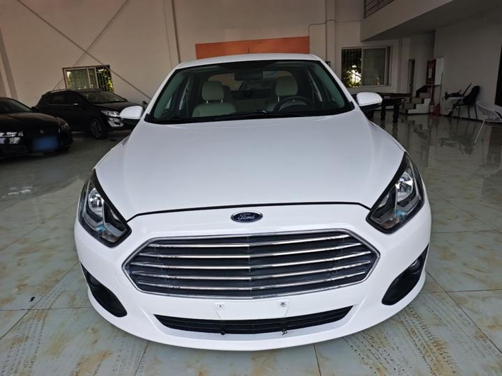 Escort 2015 1.5L MT Comfort photo 2