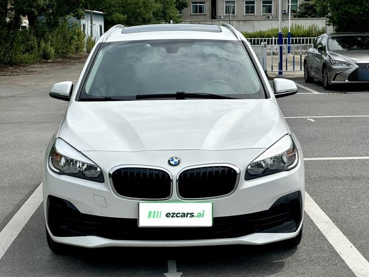 2 Series Wagon 2019 220i Leading photo 4