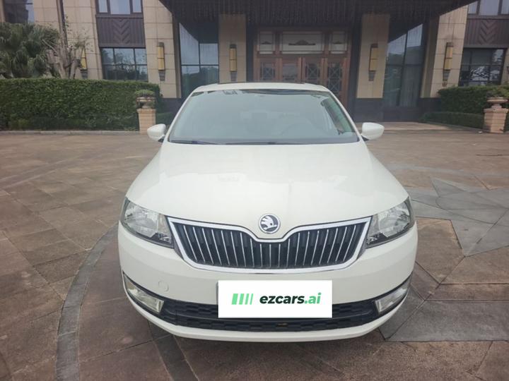 Rapid 2015 1.6L AT photo 2