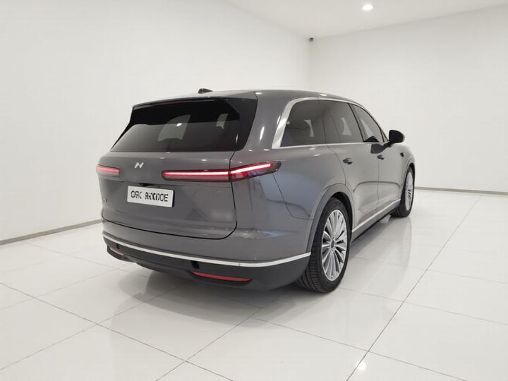 L90 2025 Ultra 6-Seater 60 photo 4