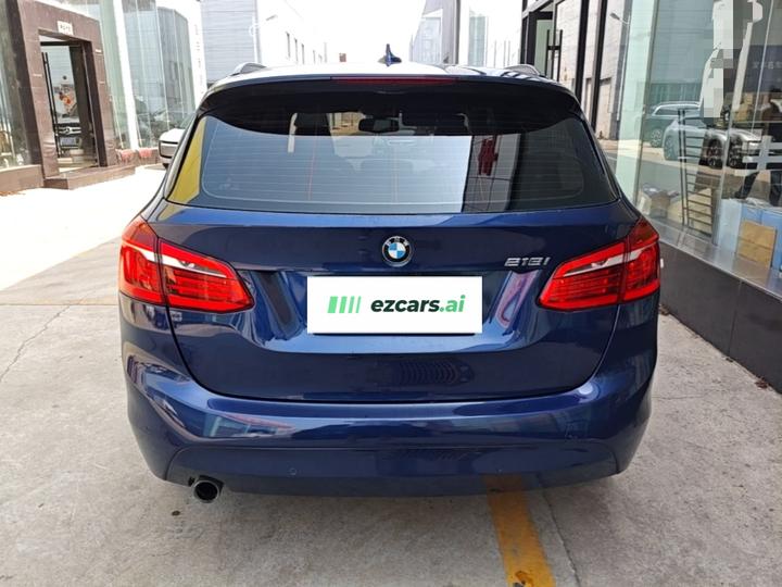 2 Series Wagon 2015 218i Leading photo 3