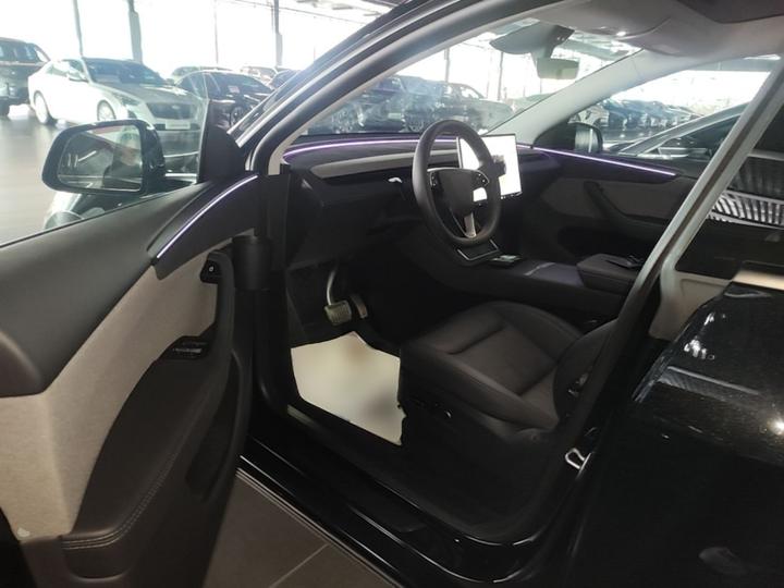 Model Y 2025 RWD photo 3