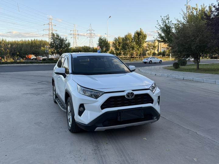 RAV4 2021 2.0L CVT AWD PLUS photo 3