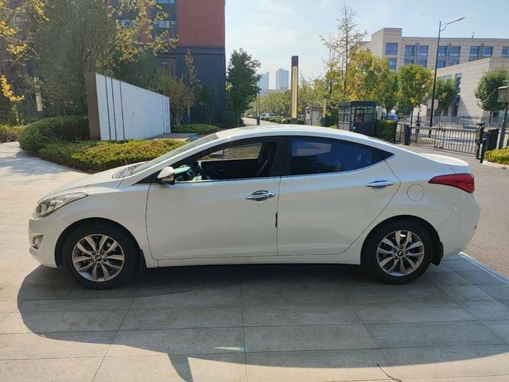 Elantra 2016 1.6L MT Premium photo 4