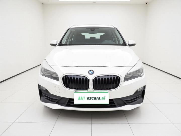 2 Series Wagon 2019 220i Leading photo 2