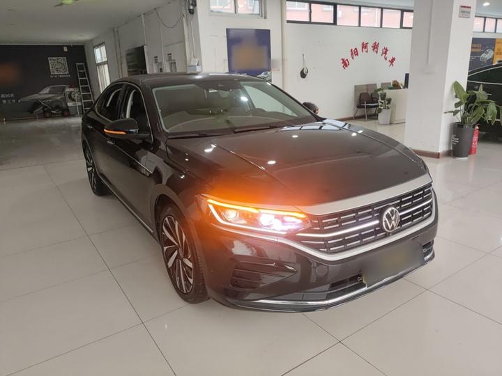 Passat 2023 380TSI Luxury photo 3