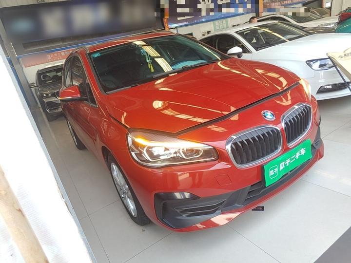 2 Series Wagon 2018 218i Leading photo 3