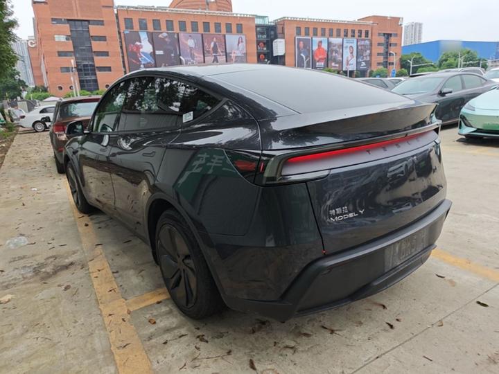 Model Y 2025 RWD photo 4