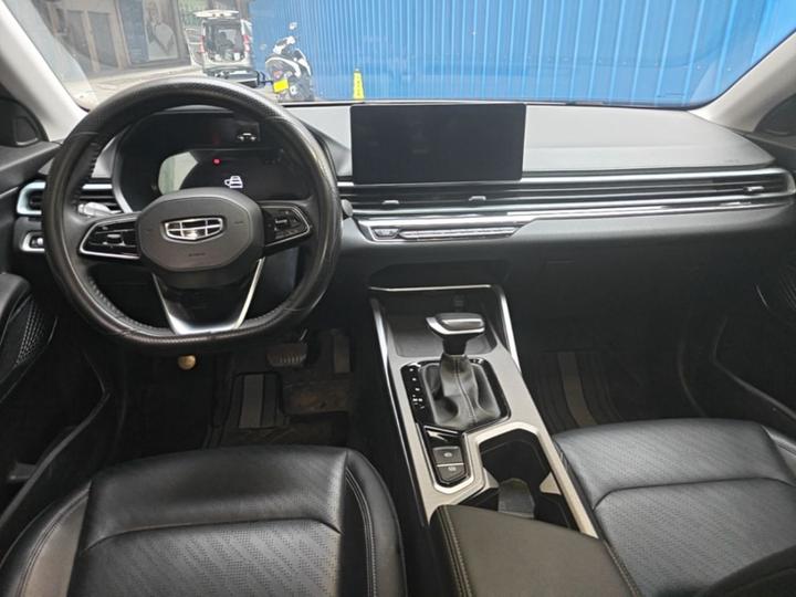 Emgrand 2022 4 1.5L CVT Premium photo 6