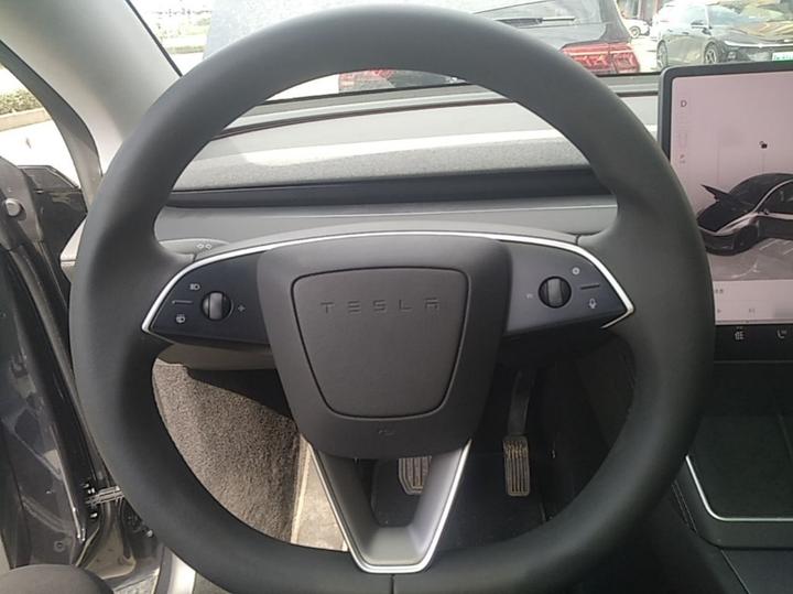 Model Y 2025 RWD photo 6