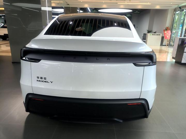 Model Y 2026 RWD photo 3