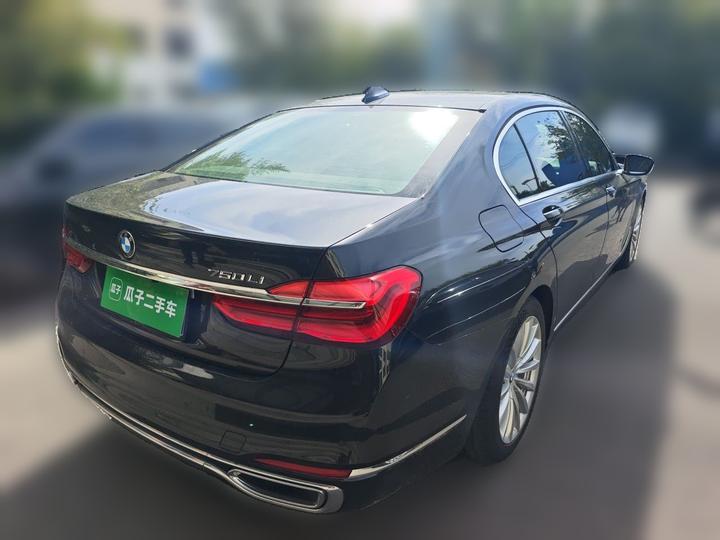 7 Series 2017 740Li Leading photo 6