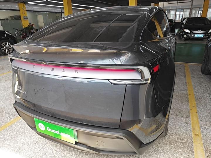 Model Y 2025 RWD photo 3