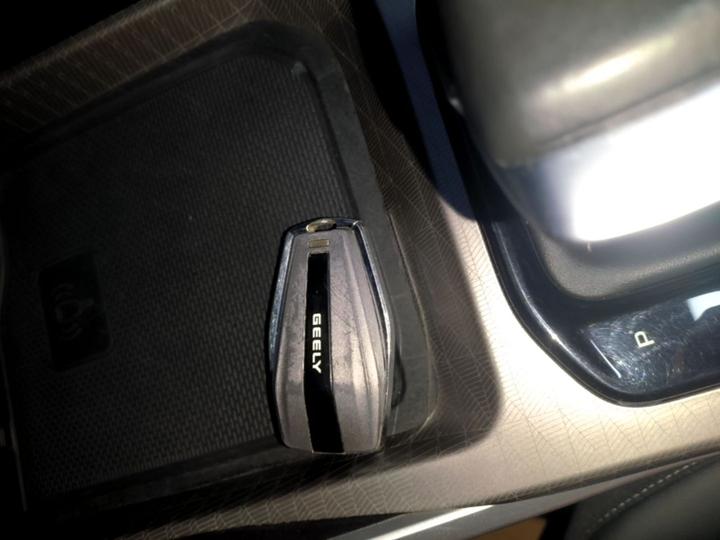 Emgrand 2022 4 1.5L CVT Premium photo 8