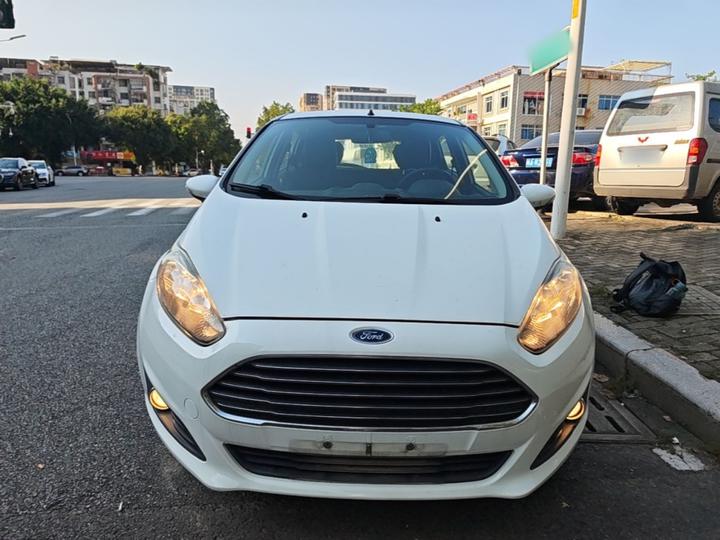 2013 Hatchback 1.5L AT photo 2