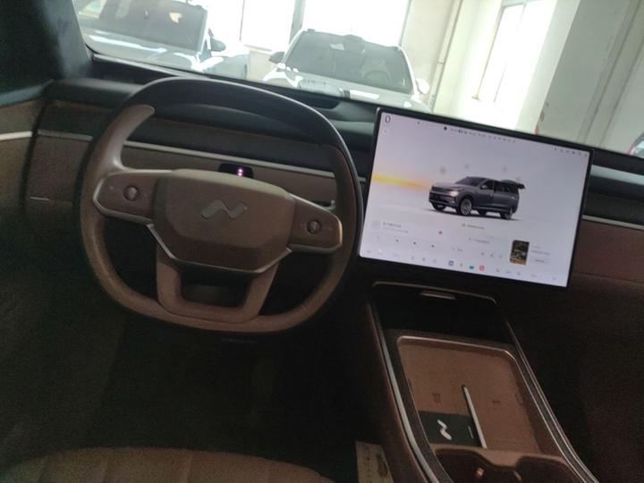 L90 2025 Ultra 6-Seater 60 photo 7