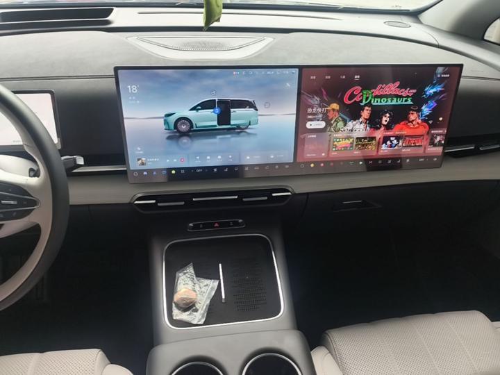 Voyah Dreamer 2025 PHEV AWD Premium photo 8