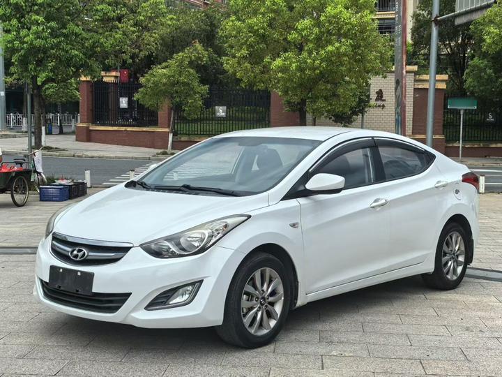 Elantra 2015 1.6L AT Fashion