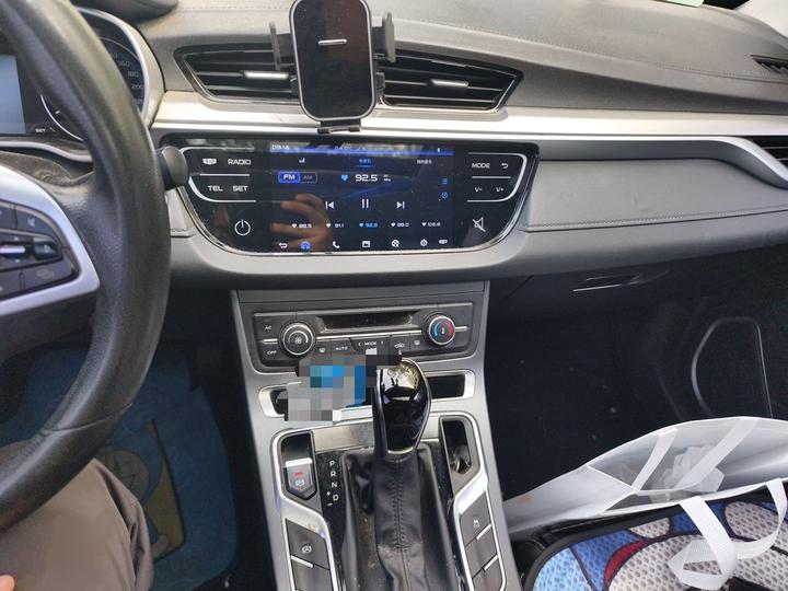 Emgrand 2020 1.5L CVT Luxury photo 5