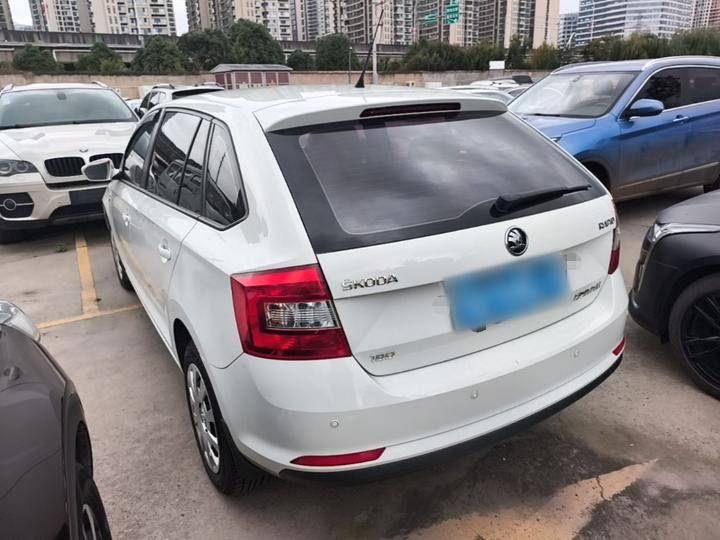 Rapid Spaceback 2016 Facelift 1.6L MT photo 4