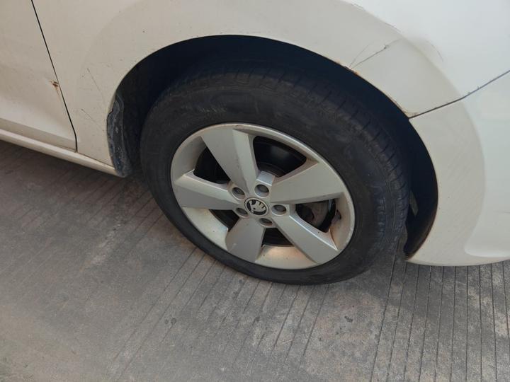 Rapid 2015 1.6L MT photo 8