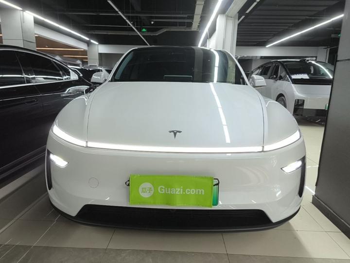 Model Y 2025 RWD photo 2