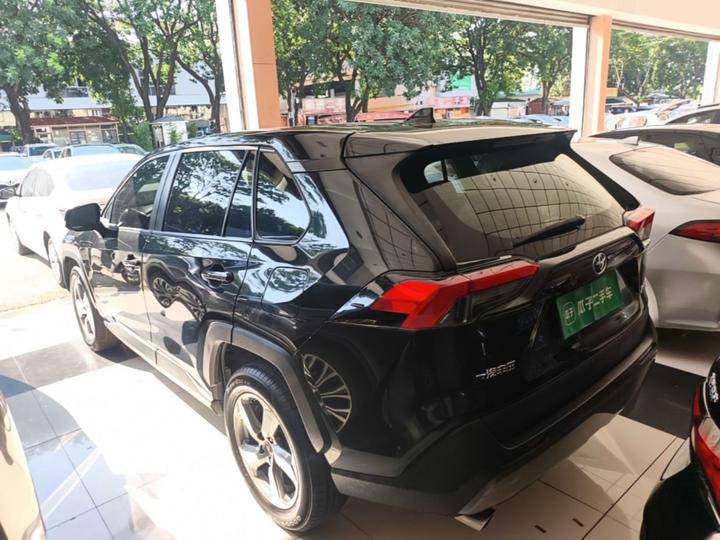 RAV4 2022 2.0L CVT RWD Plus photo 4