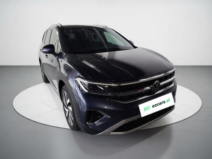 2021 330TSI RWD Luxury photo 3