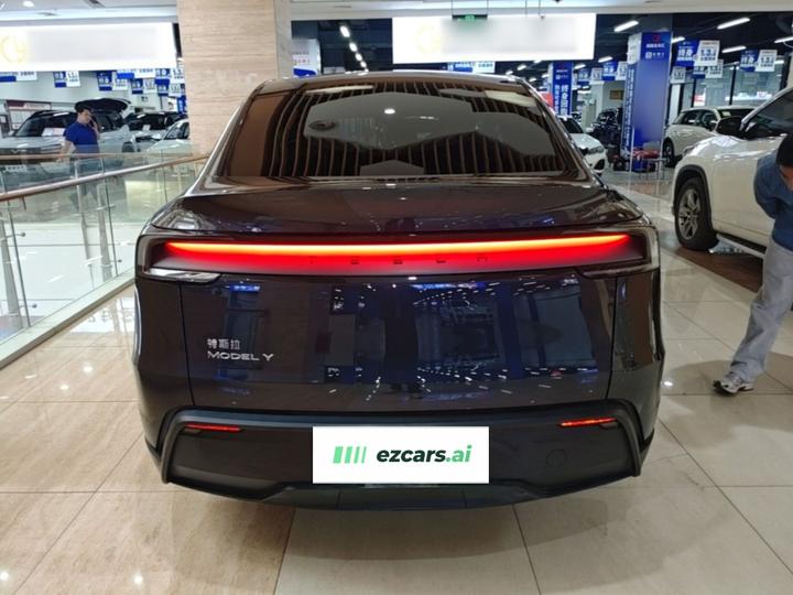 Model Y 2025 RWD photo 3
